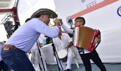 El Presidente Duque saludando a Mandy Espitia al final de su presentación.