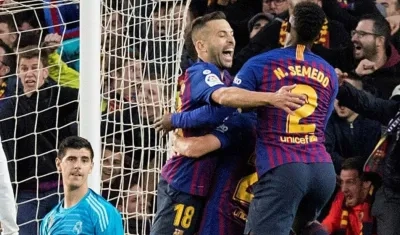 Jugadores del Barcelona celebran una de las anotaciones. 