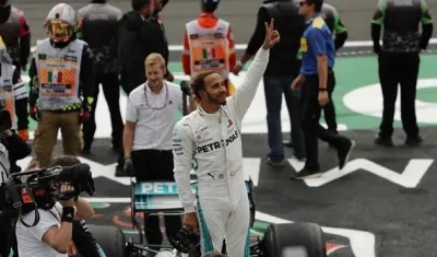 El corredor británico Lewis Hamilton se proclamó este domingo campeón del mundo de Fórmula Uno por quinta vez.