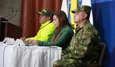 El coronel Juan Miguel Thiriat, Jefe de Investigación Judicial - Dijín; Stella Leonor Sánchez, Directora Especializada contra las Violaciones a los Derechos Humanos, y el coronel Óscar Hurtado, Jefe de Gestión de Ingenieros del Ejército.