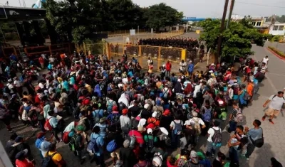 Migrantes hondureños llegan al puente fronterizo hoy, en Tecún Umán (Guatemala).