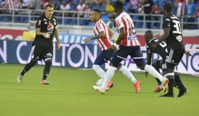 Jarlan Barrera y Yony González en ataque juniorista al inicio del partido.