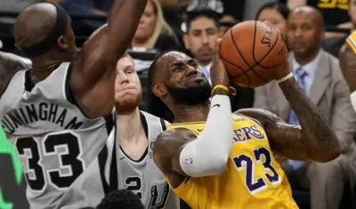 LeBron James, ante la marcación de un rival. 