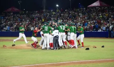 Mexicanois celebrando el campeonato mundial sub 23 de béisbol.
