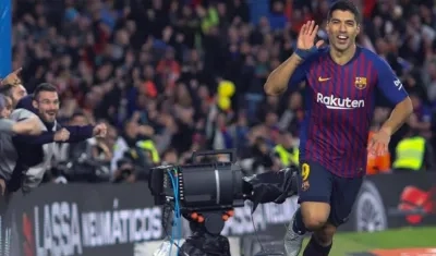Luis Suárez celebrando su tercer gol en el partido. 