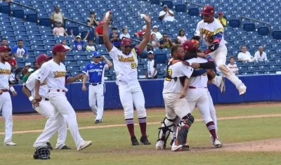 Los venezolanos celebrando el triunfo y la medalla de bronce.