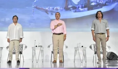 El presidente del BID Luis Alberto Moreno, el Presidente Iván Duque y el cantante Carlos Vives, durante la inauguración del Foromic.