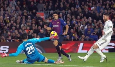 Momento de uno de los goles de Luis Suárez ante el Real Madrid. 