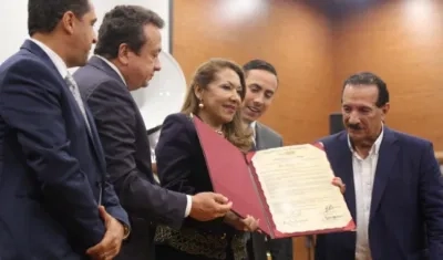 La señora Aída Luz Villa, hija del Maestro Abel Antonio, presente en el homenaje a su padre, que le rindió la Mesa Directiva del Senado.