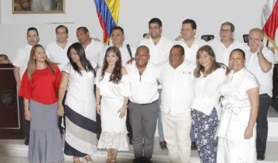 Diputados del Atlántico celebrando la nueva coalición, menos Sergio Barraza quien imprudentemente habla por celular.