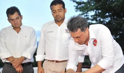 Rodolfo Molina, presidente del Festival entrega el acta al Alcalde Augusto Ramírez Uhía.