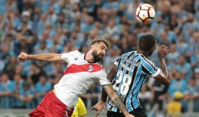 Paulo Miranda de Gremio en juego aéreo con Lucas Pratto de River.