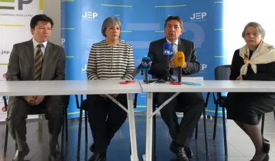 La presidenta de la JEP, Patricia Linares, el Fiscal Néstor Humbero Martínez y la Vicefiscal María Paulina Riveros.