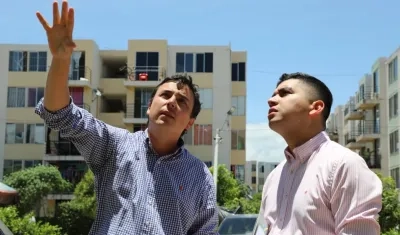 Ministro de Vivienda, Jonathan Malagón, visitando urbanización Nando Marín