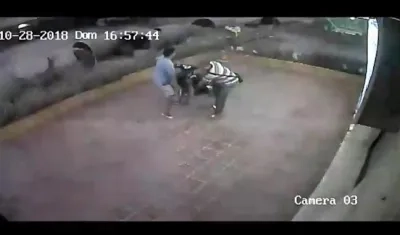 Momentos del robo de la motocicleta.