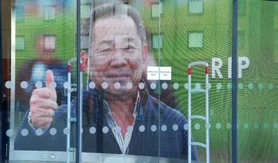 Fotografía del fallecido propietario del club Leicester City, Vichai Srivaddhanaprabha, a la entrada del estadio en Leicester.