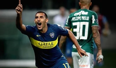 Ramón Ábila, celebrando el primer gol en terreno brasileño.