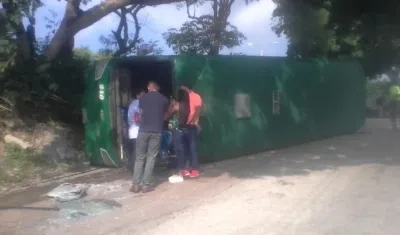 Bus volcado en Las Terrazas.