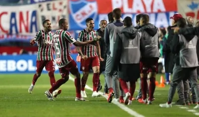 Luciano celebrando el gol del triunfo con sus compañeros.