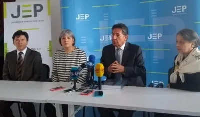 La presidenta de la JEP, Patricia Linares y el Fiscal General Néstor Humberto Martínez.