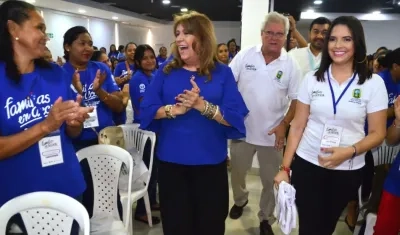 El Alcalde Joao Herrera, la primera gestora Alba Olaya y la Secretaria de Gestión Social Martha Herrera, con un grupo de participantes.