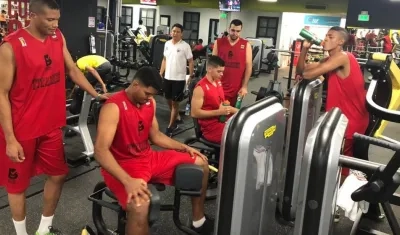 Jugadores de Titanes, durante un entrenamiento en el gimnasio. 