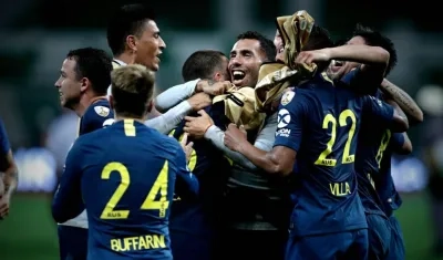 Carlos Tévez celebra con sus compañeros la clasificación. 