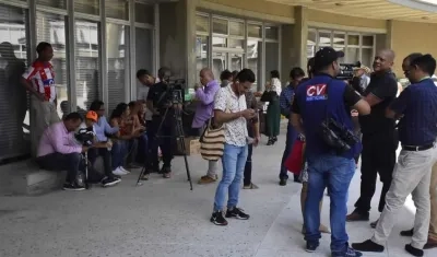 Los periodistas, tras ser desalojados de la sala de audiencia.
