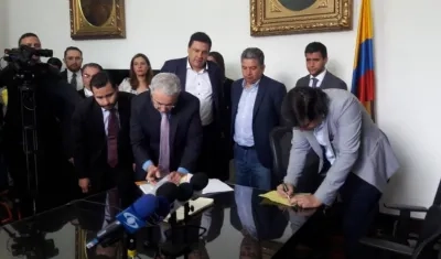 Los senadores Álvaro Uribe Vélez y Gabriel Velasco radicaron el proyecto ante la Secretaría del Senado.