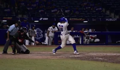 Momento del hit ganador de Álvaro Noriega.