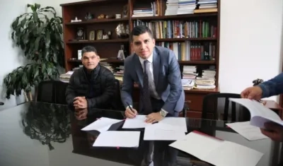 El ministro de Vivienda, Jonathan Malagón, radicó la inciativa en la Secretarìa del Senado.