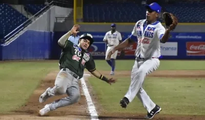 Francisco Acuña anota el 2-0 para Toros.