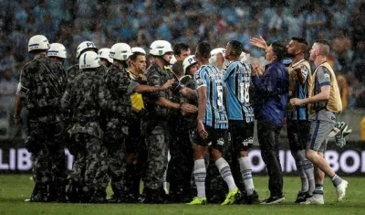 Jugadores de Gremio le reclaman al árbitro al término del partido.