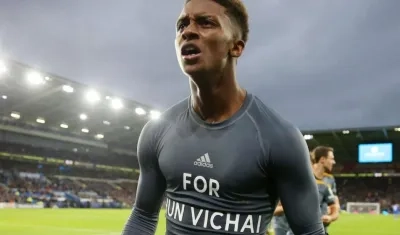 Jugadores del Leicester con la camiseta en dedicatoria a  Vichai Srivaddhanaprabha.