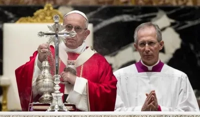 Papa Francisco durante la misa en honor a los cardenales fallecidos.