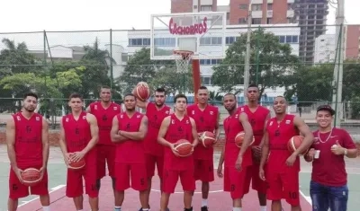 Jugadores de Titanes en el parque Cepeda Sarabia, sede del club Cachorros. 