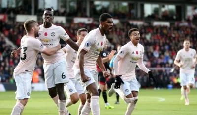 Manchester United celebra su victoria. 