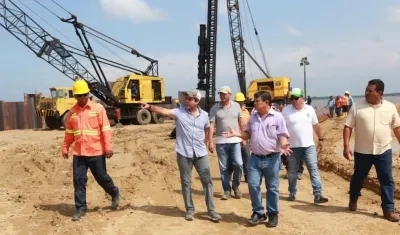 El Alcalde Alejandro Char inspeccionando los trabajos.