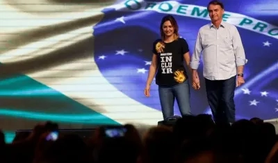 El presidente electo de Brasil, Jair Bolsonaro (d), y a su esposa Michelle Bolsonaro (i).