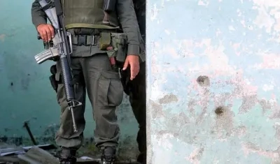 Denuncian el desplazamiento de 750 colombianos por combates entre guerrilleros