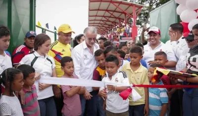 Una moderna megacancha sintética de $2.500 millones fue entregada por parte del gobernador Eduardo Verano De la Rosa a la comunidad de Candelaria