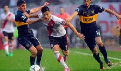 Teófilo enfrentando a Boca en semifinales de Libertadores en 2014.