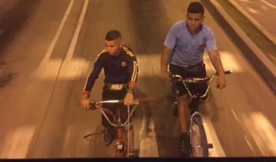 Estos dos jóvenes se mueven anclados en un articulado por el carril Solo Bus exponiendo sus vidas.