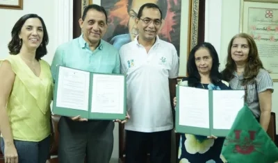 El rector de la Universidad Simón Bolívar, José  Consuegra Bolívar, recibió las resoluciones de manos de los representantes de Contaduría y Enfermería