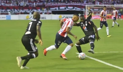 Jarlan Barrera manejará el mediocampo de su equipo. 