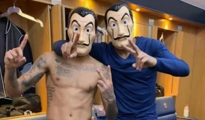 Neymar con la máscara que utilizan los personajes de la popular serie de Netflix. 