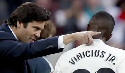 Santiago Solari conversa con Vinicius Jr. 