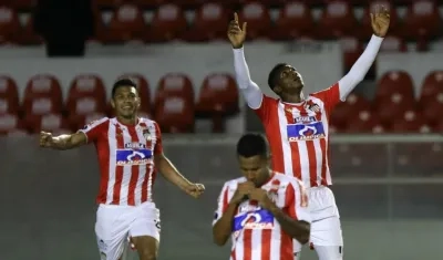 Teófilo Gutiérrez, Yony González y James Sánchez festejan la clasificación. 