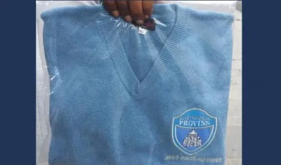 Este suéter es parte del uniforme que usarán niños en Provins.
