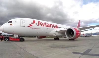 La compañía mantiene el vuelo en su horario.